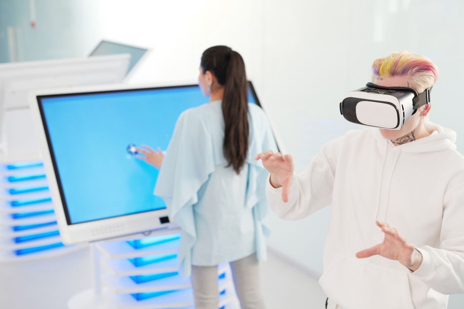 Korisnici s VR i touchscreen tehnologijom