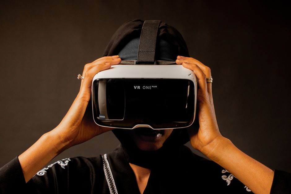 Žena koristi VR naočale, uronjena u virtualnu stvarnost
