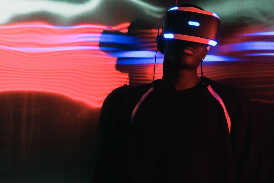 Osoba s VR headsetom u neonskom okruženju