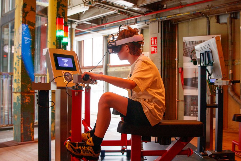 Korisnik s VR headsetom u industrijskom interijeru