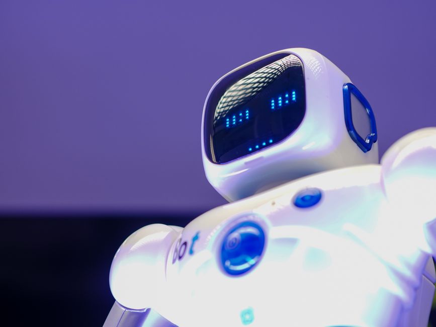Humanoidni robot s digitalnim licem