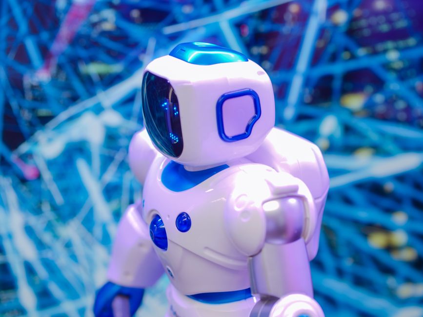 Bijeli i plavi robot na futurističkoj tehnološkoj podlozi